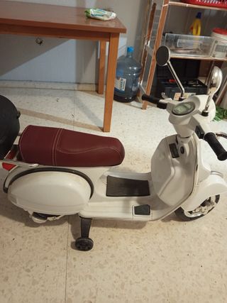 Vespa Clásica Oficial 12v Blanco Niños