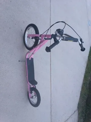 Patinete con frenos delanteros y traseros