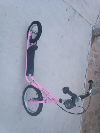 Patinete con frenos delanteros y traseros