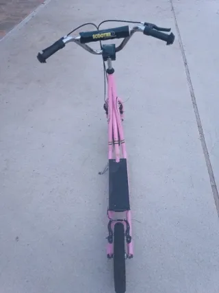 Patinete con frenos delanteros y traseros