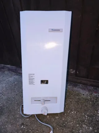 Calentador de gas Junkers blanco