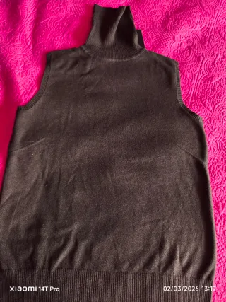 Camiseta cuello alto y jersey sin mangas