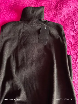 Camiseta cuello alto y jersey sin mangas