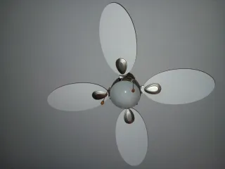 Ventilador de techo plateado y blanco