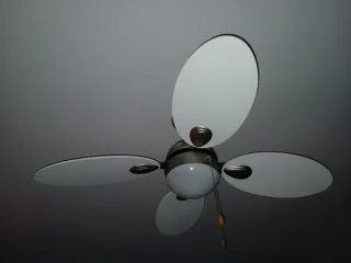 Ventilador de techo plateado y blanco