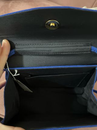 Bolso vintage azul con asa de perlas