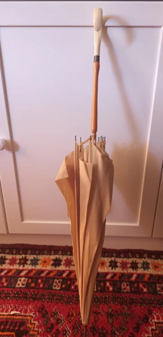 Sombrilla vintage, beige antigua.