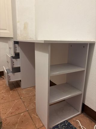 Escritorio blanco con cajones