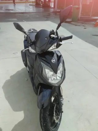Moto Scooter SYM Negra 125 CC
