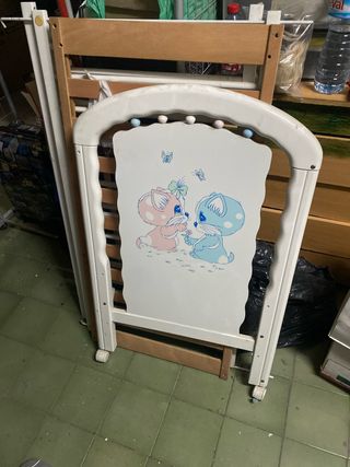 Cuna de madera para bebé con diseño de gatitos