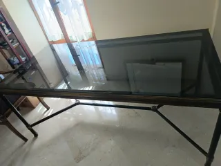 Mesa de cristal y hierro dorado salón y exterior.