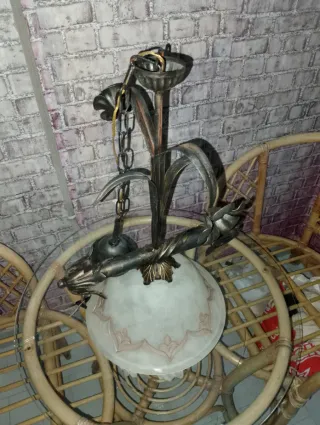 Lampadario ferro battuto con paralume in vetro