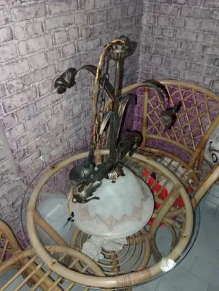 Lampadario ferro battuto con paralume in vetro