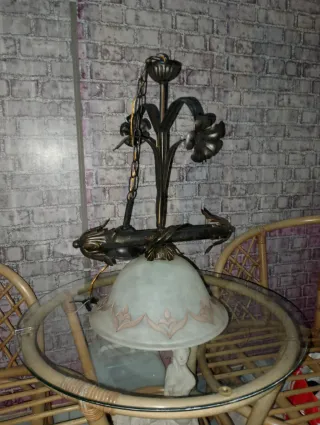 Lampadario ferro battuto con paralume in vetro