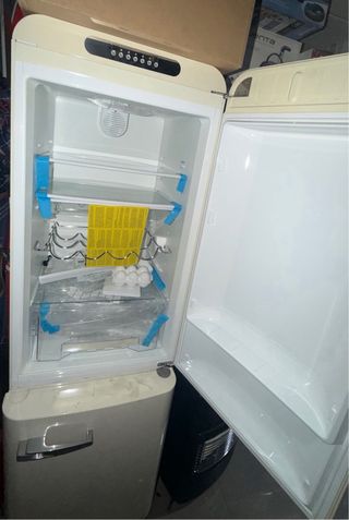 Nevera Smeg Crema (GOLPEADA SIN USO)