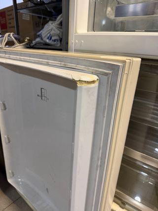 Nevera Smeg Crema (GOLPEADA SIN USO)