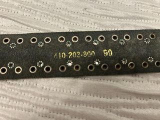 Cinturón de piel con tachuelas y hebilla