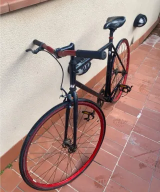 Bicicleta urbana negra y roja