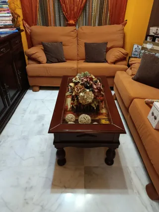 Vitrina, aparador y mesa precio negociable