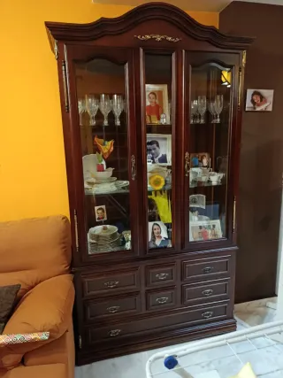 Vitrina, aparador y mesa precio negociable