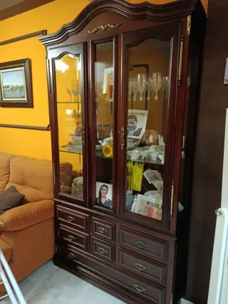 Vitrina, aparador y mesa precio negociable