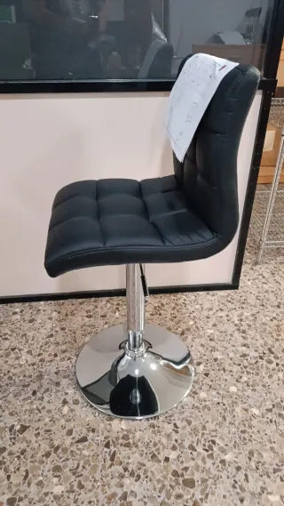 Silla de bar negra, le falta una pieza