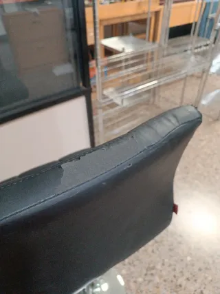 Silla de bar negra, le falta una pieza