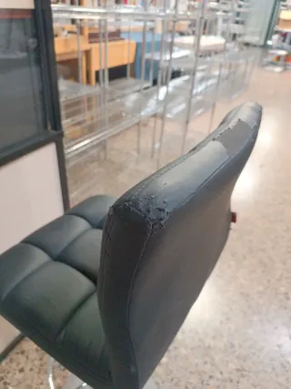 Silla de bar negra, le falta una pieza