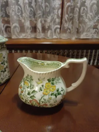 Juego de porcelana floral San Claudio.