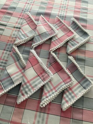 Mantel y 8 servilletas de tela a cuadros crochet