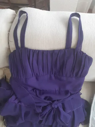 Vestido morado de fiesta, con volantes