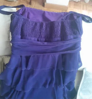 Vestido morado de fiesta, con volantes