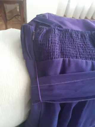Vestido morado de fiesta, con volantes