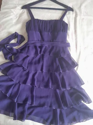 Vestido morado de fiesta, con volantes