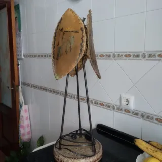 Conjunto salón mesa, cuadros y lámpara