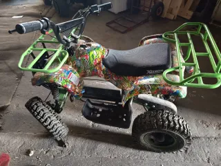 Quad eléctrico infantil verde y blanco