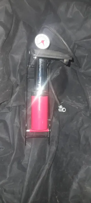 Hinchador de pie con manómetro para vehiculos