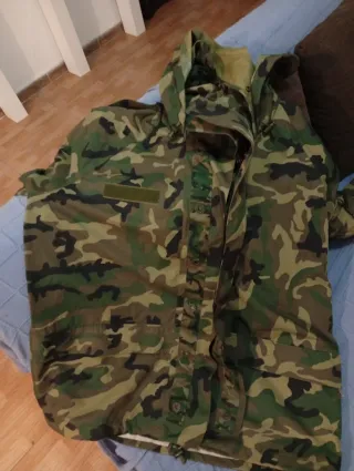 Traje de tormenta camuflaje boscoso