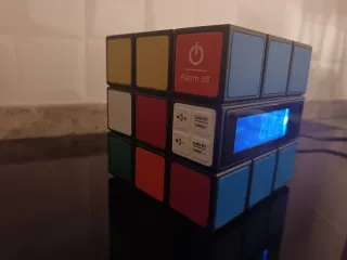 Radio Reloj Despertador Cubo de Rubik