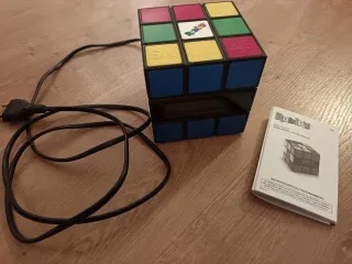 Radio Reloj Despertador Cubo de Rubik