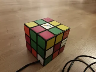 Radio Reloj Despertador Cubo de Rubik