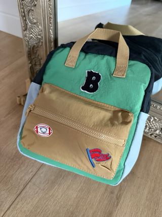 Mochila bebé B verde y camel 2 cremalleras,