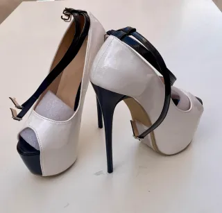 Zapatos de tacón blancos y negros