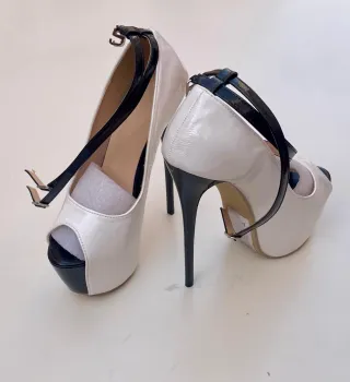 Zapatos de tacón blancos y negros