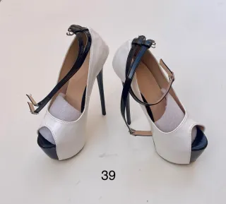 Zapatos de tacón blancos y negros