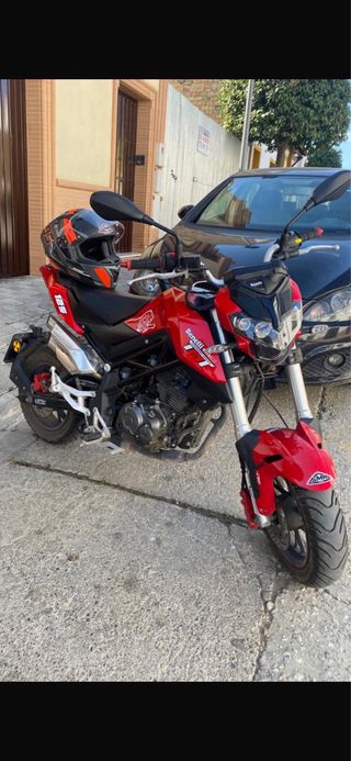 Benelli TNT 125 Naked Roja y Negra