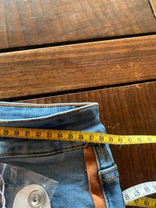 Calças de ganga de senhora com risca lateral .