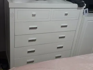 Perchero de pie blanco con zapatero