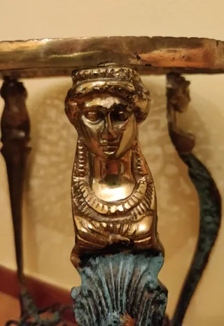 Reloj de Bronce con mesa auxiliar.