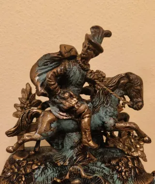 Reloj de Bronce con mesa auxiliar.